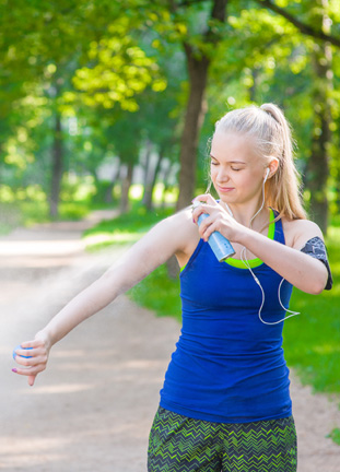 Runner applying an aerosol sunscreen potentially contaminated with benzene.